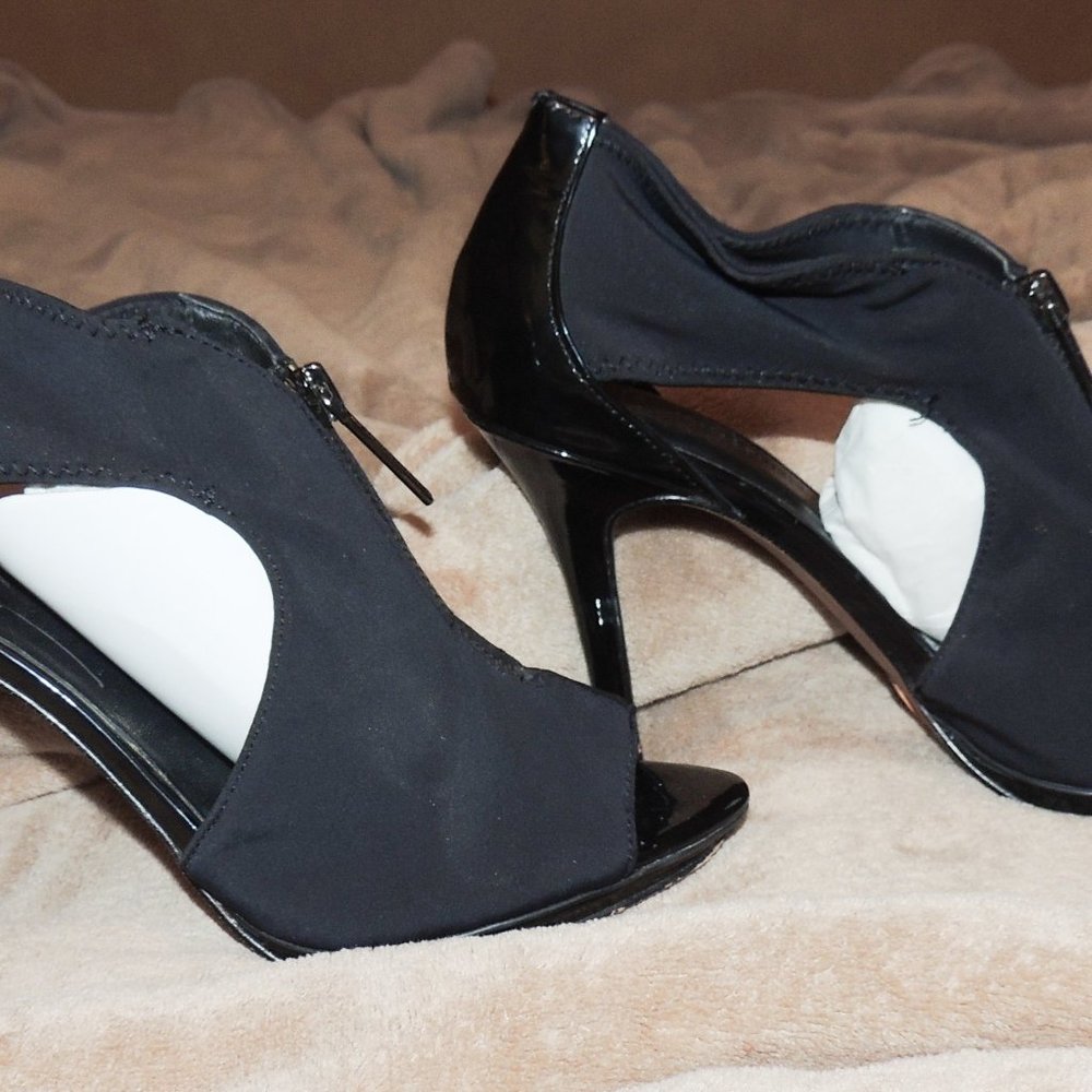 Donald J Pliner Blk Fabric & Patent Leather Heels